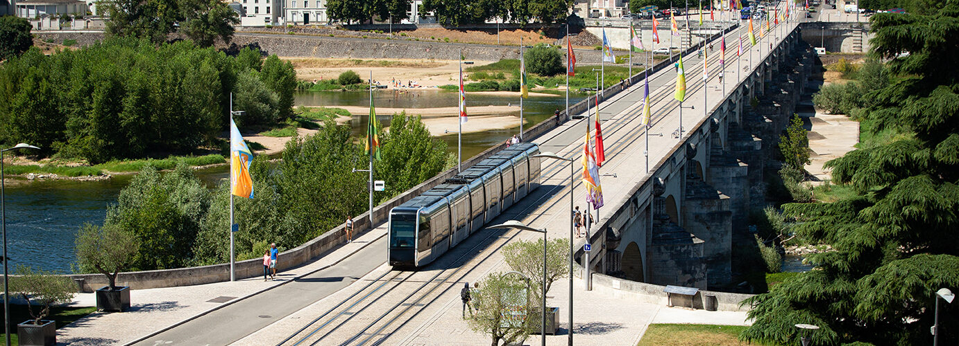 tramway qui traverse un pont
