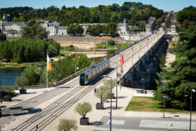 tramway qui traverse un pont