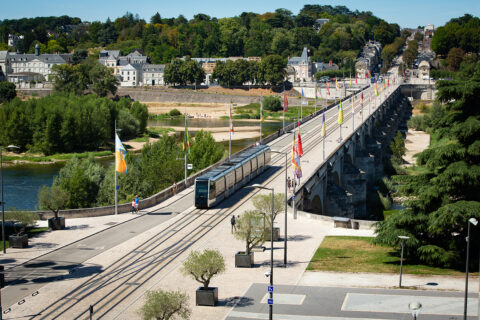 tramway qui traverse un pont