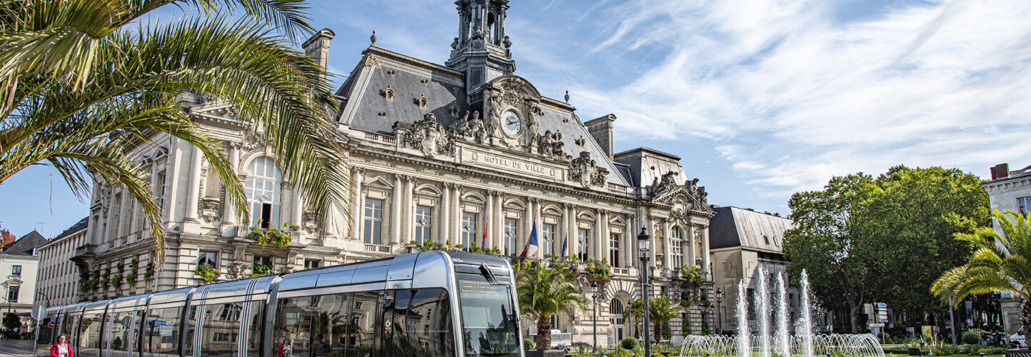 tramway qui passe devant l hotel de ville de tours