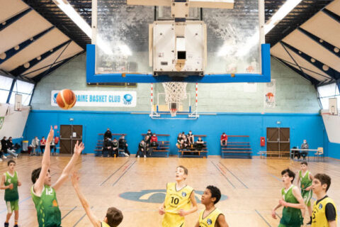 gymnase match de basketball