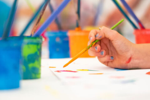 enfant a la creche qui peint