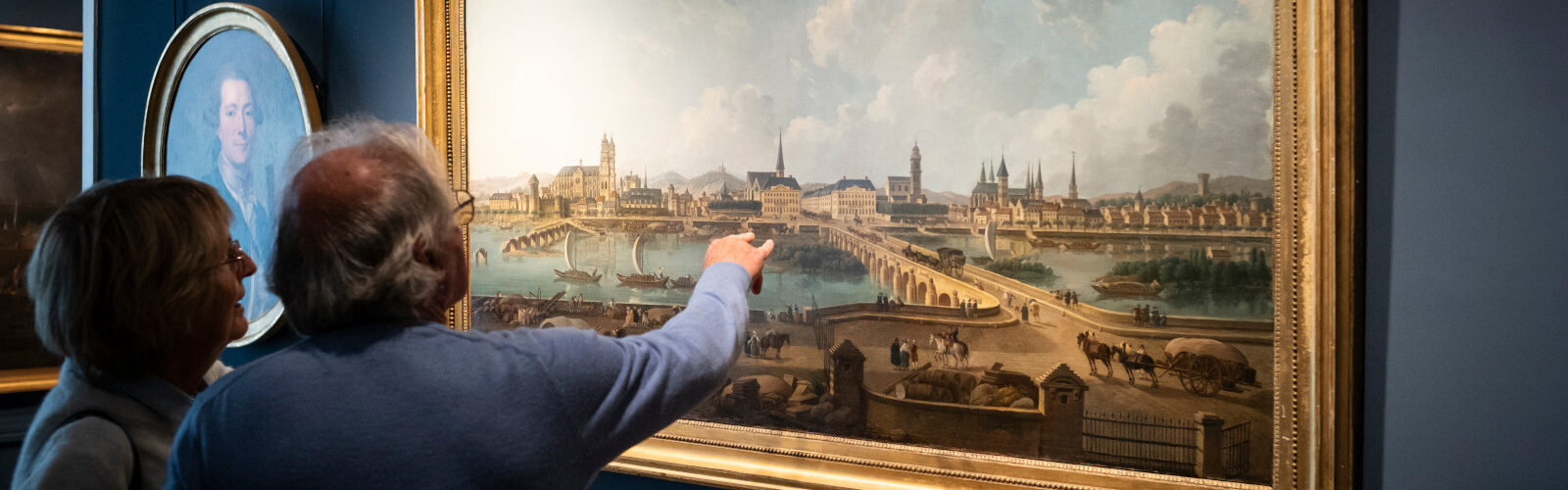 couple devant une peinture du musee