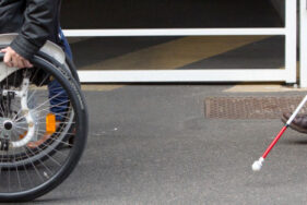fauteuil roulant et canne
