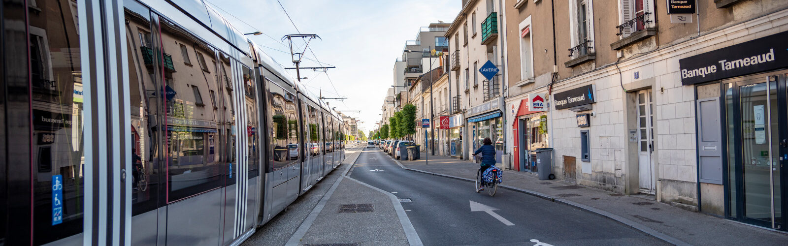avenue avec un tramway