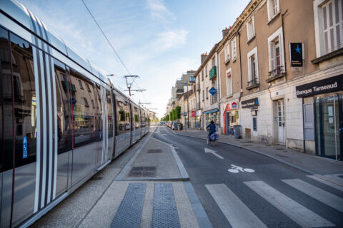 avenue avec un tramway