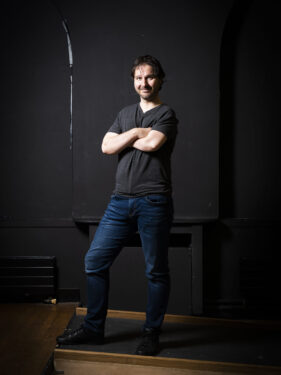 portrait d'alexandre philip dans la salle moliere du conservatoire de tours le 11 avril 2023