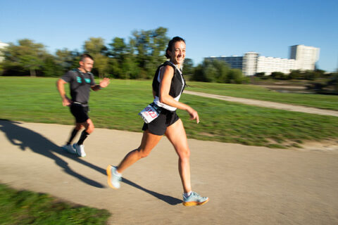des personnes qui courent lors du marathon de tours 2023