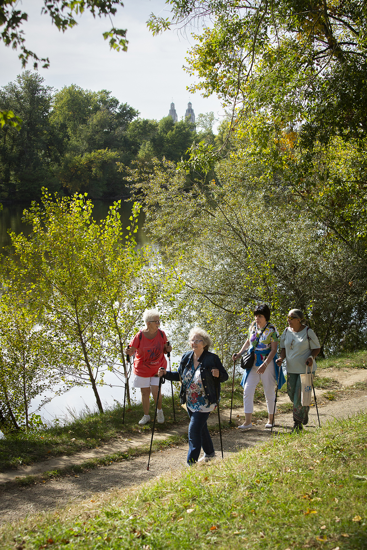 Le 4 octobre dernier, à l’occasion
de la Semaine bleue, le CCAS
organisait la 5e édition de « ça
marche à Tours », promenade
intergénérationnelle entre Paul-
Bert et Marmoutier qui a réuni une
centaine de participants âgés de
5 à 90 ans, joyeux et très en forme ! - Agrandir l'image, fenêtre modale