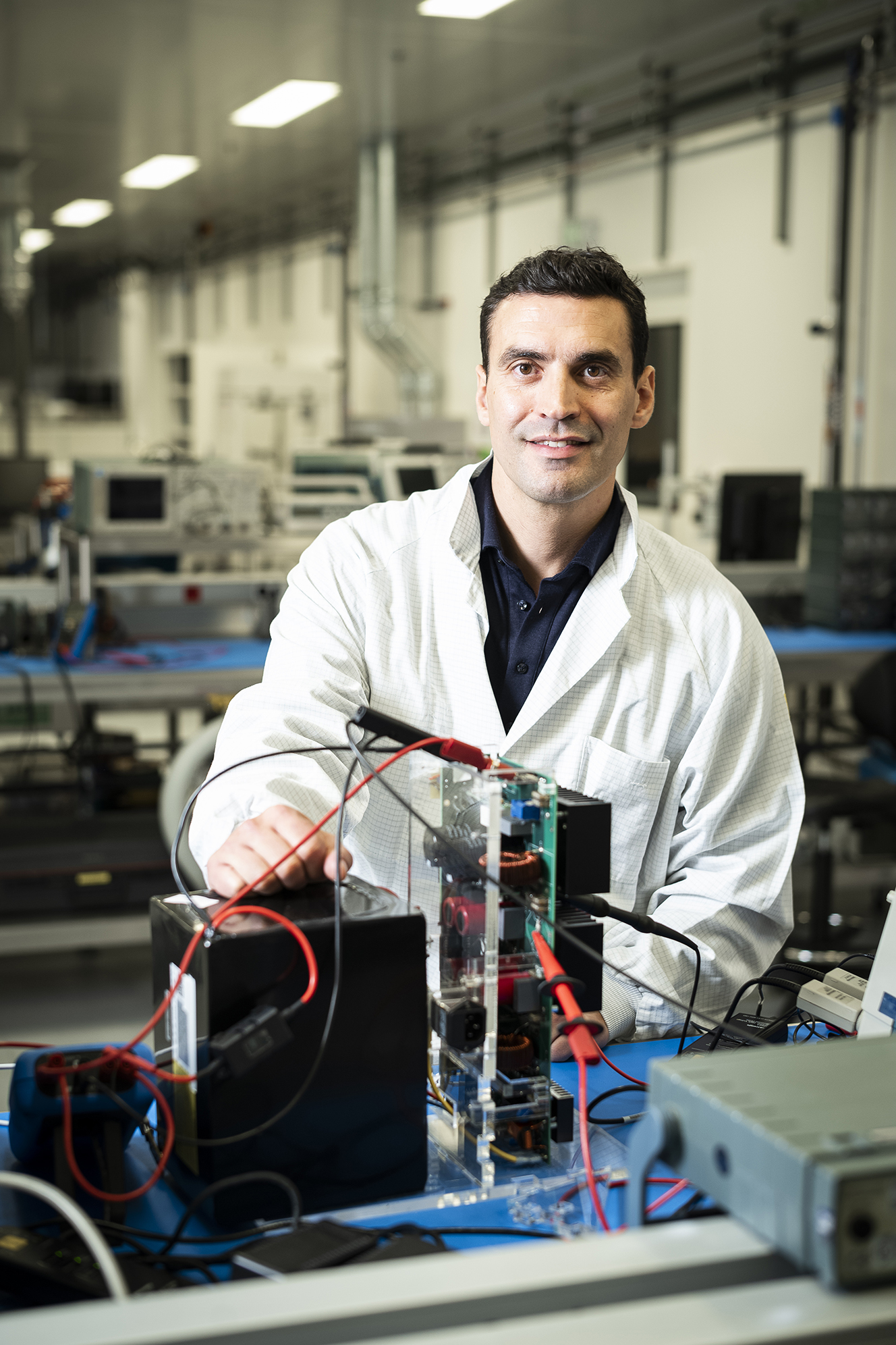 fabien berger devant son invention, le système de stockage d'énergie renouvelable - Agrandir l'image, fenêtre modale