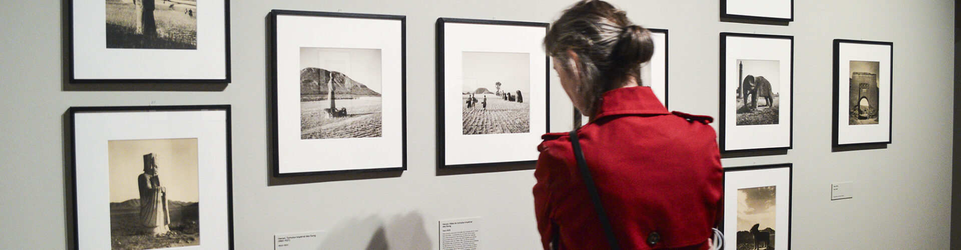 une femme qui regarde des photos exposées au château de tours