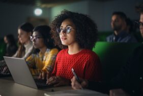 étudiante devant un ordinateur