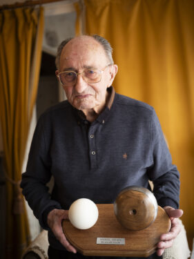 portrait de marcel fouquet avec un trophée