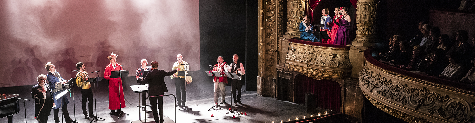 le chœur de l'opéra sur la scène du grand théâtre de tours