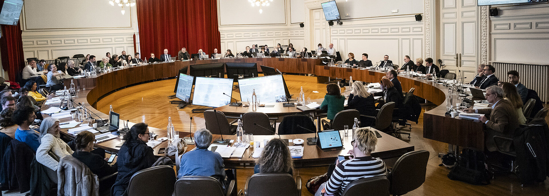 les élus assis autour de la table de la salle du conseil municpal