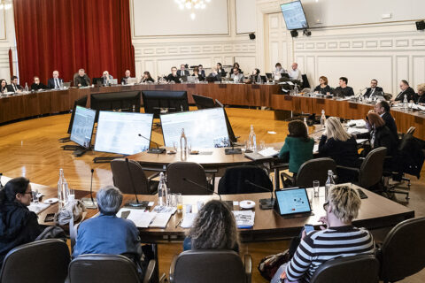 les élus assis autour de la table de la salle du conseil municpal
