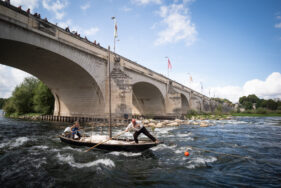 Des mariniers s'échinent à passer le pont Wilson : la Loire étant basse et le pont enroche ils sont obligés de haler les bateaux un par un nous rappelant la difficulté pour les humains comme les non-humains de remonter le fleuve.